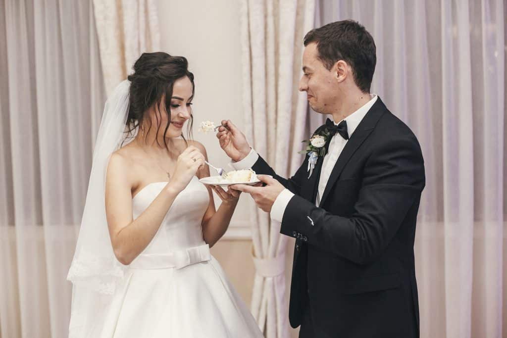 Hochzeitstorte Tradition Geschichte Bräuche Aberglauben gegenseitig füttern
