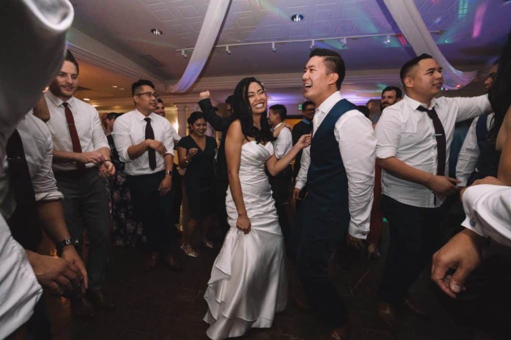 Brautpaar beeinflusst die Stimmung der Hochzeit bereits bei der Planung Brautpaar auf der Tanzfläche