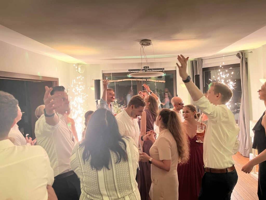 Hochzeit Gäste feiern tanzen fontänen sparkular hochzeit nrw wirtshaus krämer dortmund